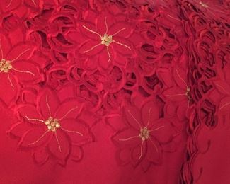 GORGEOUS RED POINSETTIA FESTIVE CHRISTMAS TABLE CLOTH
STUNNING FOR USE ALONE OR AS AN OVERLAY. BRIGHTENS ANY TABLE AND ROOM!
APPROXIMATE SIZE: 67" x 67" SQUARE
FABRIC: 100% POLYESTER
CONDITION: GOOD WITH LIGHT WEAR