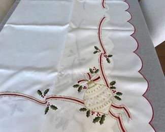 New with Tags
Festive Christmas Table Cloth
Approx. Measurements: Length: 100" Width: 62.5"
Material: 100% Polyester
Condition: New w/tags, but has slight stain in one spot.