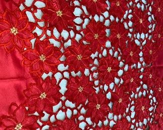 GORGEOUS RED POINSETTIA FESTIVE CHRISTMAS TABLE CLOTH
STUNNING FOR USE ALONE OR AS AN OVERLAY. BRIGHTENS ANY TABLE AND ROOM!
APPROXIMATE SIZE: 67" x 67" SQUARE
FABRIC: 100% POLYESTER
CONDITION: GOOD WITH LIGHT WEAR