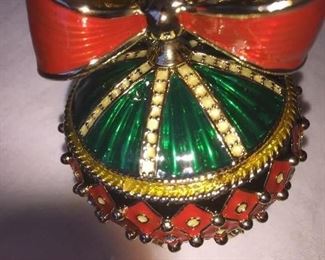 BRAND NEW. PRISTINE CONDITION.
ST. JOHN KNIT CHRISTMAS ORNAMENT
GOLD AND MULTI-COLOR
"NEW" FROM THE 2014 HOLIDAY COLLECTION.
APROXIMATE DIMENSIONS: DIAMETER: 8". WIDTH: 2.5" HEIGHT: 3"
