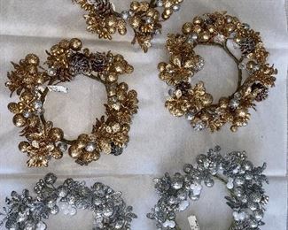 NEW WITH TAGS
FROM NEIMAN MARCUS
SET OF 5 CHRISTMAS HOLIDAY CANDLE RINGS FOR YOUR TABLE AND DECOR
METALLIC GOLD AND SILVER GLITTER
3 GOLD RINGS. 2 SILVER RINGS.
DIAMETER: APPROX. 6". HOLE DIAMETER: APPROX. 4"
FESTIVE. METALLIC. GLAMOROUS!