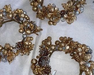 NEW WITH TAGS
FROM NEIMAN MARCUS
SET OF 5 CHRISTMAS HOLIDAY CANDLE RINGS FOR YOUR TABLE AND DECOR
METALLIC GOLD AND SILVER GLITTER
3 GOLD RINGS. 2 SILVER RINGS.
DIAMETER: APPROX. 6". HOLE DIAMETER: APPROX. 4"
FESTIVE. METALLIC. GLAMOROUS!