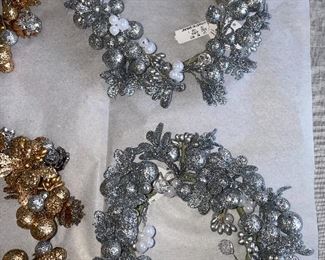 NEW WITH TAGS
FROM NEIMAN MARCUS
SET OF 5 CHRISTMAS HOLIDAY CANDLE RINGS FOR YOUR TABLE AND DECOR
METALLIC GOLD AND SILVER GLITTER
3 GOLD RINGS. 2 SILVER RINGS.
DIAMETER: APPROX. 6". HOLE DIAMETER: APPROX. 4"
FESTIVE. METALLIC. GLAMOROUS!