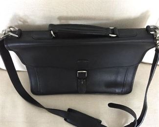 COACH BEAUTIFUL BLACK SUPPLE LEATHER BRIEFCASE. FOR MEN OR WOMEN
STYLE JOS-5319
BUCKLE FRONT. HAND AND SHOULDER STRAP.
ONE LARGE FRONT POCKET UNDER FRONT FLAP. ONE LARGE POCKET IN BACK. ONE LARGE ZIPPERED INSIDE POCKET. TWO INSIDE COMPARTMENTS.
DIMENSIONS: WIDTH: 15". LENGTH: 11". DEPTH: 2.5"
IN VERY GOOD CLEAN CONDITION. LIGHT OVERALL WEAR.