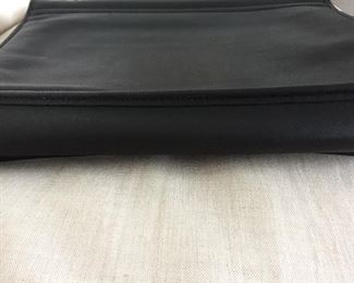 COACH BEAUTIFUL BLACK SUPPLE LEATHER BRIEFCASE. FOR MEN OR WOMEN
STYLE JOS-5319
BUCKLE FRONT. HAND AND SHOULDER STRAP.
ONE LARGE FRONT POCKET UNDER FRONT FLAP. ONE LARGE POCKET IN BACK. ONE LARGE ZIPPERED INSIDE POCKET. TWO INSIDE COMPARTMENTS.
DIMENSIONS: WIDTH: 15". LENGTH: 11". DEPTH: 2.5"
IN VERY GOOD CLEAN CONDITION. LIGHT OVERALL WEAR.