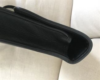 COACH BEAUTIFUL BLACK SUPPLE LEATHER BRIEFCASE. FOR MEN OR WOMEN
STYLE JOS-5319
BUCKLE FRONT. HAND AND SHOULDER STRAP.
ONE LARGE FRONT POCKET UNDER FRONT FLAP. ONE LARGE POCKET IN BACK. ONE LARGE ZIPPERED INSIDE POCKET. TWO INSIDE COMPARTMENTS.
DIMENSIONS: WIDTH: 15". LENGTH: 11". DEPTH: 2.5"
IN VERY GOOD CLEAN CONDITION. LIGHT OVERALL WEAR.
