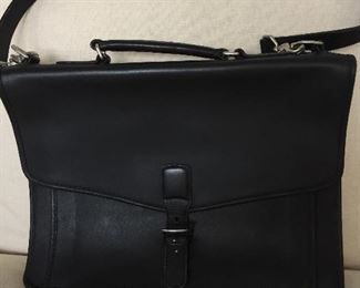 COACH BEAUTIFUL BLACK SUPPLE LEATHER BRIEFCASE. FOR MEN OR WOMEN
STYLE JOS-5319
BUCKLE FRONT. HAND AND SHOULDER STRAP.
ONE LARGE FRONT POCKET UNDER FRONT FLAP. ONE LARGE POCKET IN BACK. ONE LARGE ZIPPERED INSIDE POCKET. TWO INSIDE COMPARTMENTS.
DIMENSIONS: WIDTH: 15". LENGTH: 11". DEPTH: 2.5"
IN VERY GOOD CLEAN CONDITION. LIGHT OVERALL WEAR.