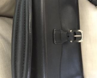 COACH BEAUTIFUL BLACK SUPPLE LEATHER BRIEFCASE. FOR MEN OR WOMEN
STYLE JOS-5319
BUCKLE FRONT. HAND AND SHOULDER STRAP.
ONE LARGE FRONT POCKET UNDER FRONT FLAP. ONE LARGE POCKET IN BACK. ONE LARGE ZIPPERED INSIDE POCKET. TWO INSIDE COMPARTMENTS.
DIMENSIONS: WIDTH: 15". LENGTH: 11". DEPTH: 2.5"
IN VERY GOOD CLEAN CONDITION. LIGHT OVERALL WEAR.