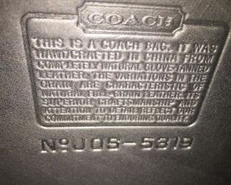 COACH BEAUTIFUL BLACK SUPPLE LEATHER BRIEFCASE. FOR MEN OR WOMEN
STYLE JOS-5319
BUCKLE FRONT. HAND AND SHOULDER STRAP.
ONE LARGE FRONT POCKET UNDER FRONT FLAP. ONE LARGE POCKET IN BACK. ONE LARGE ZIPPERED INSIDE POCKET. TWO INSIDE COMPARTMENTS.
DIMENSIONS: WIDTH: 15". LENGTH: 11". DEPTH: 2.5"
IN VERY GOOD CLEAN CONDITION. LIGHT OVERALL WEAR.