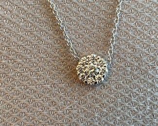 .55CTW DIAMOND AND 18KT WHITE GOLD CLUSTER FLEURETTE PENDANT NECKLACE
Metal Type: 18KT White Gold
Necklace Hallmark: 18KT/750 White Gold. Location: Clasp
Metal Finish: High Polish
Gemstone: Diamond
Carat Total Weight: .55
Stone Count: 9 Diamonds
Stone Shape: Round Brilliant
Color Grade: F-G
Clarity Grade: VS
Cut: Excellent
Condition: Excellent
18KT White Gold Chain Length: Approx.15"