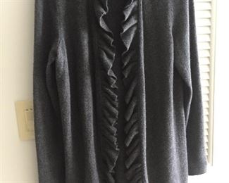 MAGASCHONI LADIES GRAY/GREY OPEN FRONT LONGLINE CARDIGAN WITH RUFFLED ACCENTS
100% CASHMERE
SIZE: XL
CONDITION: VERY GOOD.