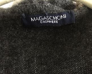 MAGASCHONI LADIES GRAY/GREY OPEN FRONT LONGLINE CARDIGAN WITH RUFFLED ACCENTS
100% CASHMERE
SIZE: XL
CONDITION: VERY GOOD.