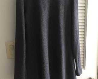 MAGASCHONI LADIES GRAY/GREY OPEN FRONT LONGLINE CARDIGAN WITH RUFFLED ACCENTS
100% CASHMERE
SIZE: XL
CONDITION: VERY GOOD.