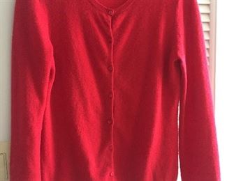 BARNEY'S RED LADIES 100% CASHMERE CARDIGAN BUTTON-DOWN SWEATER
SIZE: LARGE
CONDITION. GOOD. LIGHT PILLING.