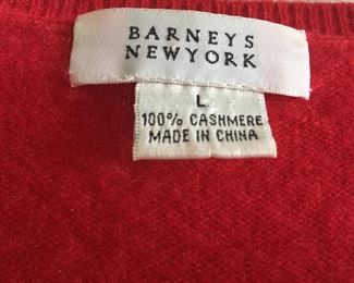 BARNEY'S RED LADIES 100% CASHMERE CARDIGAN BUTTON-DOWN SWEATER
SIZE: LARGE
CONDITION. GOOD. LIGHT PILLING.