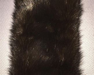 BEAUTIFUL BLACK REVILLON MINK STOLE WITH TAGS
CONDITION: EXCELLENT
TAG SAYS MARSHALL FIELDS
Length: 38"
Width: 3.75"
