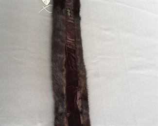 BEAUTIFUL BLACK REVILLON MINK STOLE WITH TAGS
CONDITION: EXCELLENT
TAG SAYS MARSHALL FIELDS
Length: 38"
Width: 3.75"