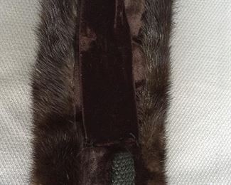 BEAUTIFUL BLACK REVILLON MINK STOLE WITH TAGS
CONDITION: EXCELLENT
TAG SAYS MARSHALL FIELDS
Length: 38"
Width: 3.75"