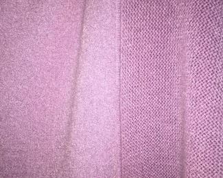 BEAUTIFUL SOFT TSE 100% CASHMERE LIGHTWEIGHT SWEATER
PICTURE #1 IS FRONT. PICTURE #2 IS BACK
SIZE SMALL. LIGHT PILLING.
NOTE DIFFERENT TYPES/PATTERNS OF KNIT WEAVES ON FRONT AND BACK
CONDITION: GOOD.