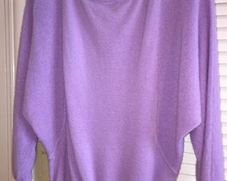 BEAUTIFUL SOFT TSE 100% CASHMERE LIGHTWEIGHT SWEATER
PICTURE #1 IS FRONT. PICTURE #2 IS BACK
SIZE SMALL
NOTE DIFFERENT TYPES/PATTERNS OF KNIT WEAVES ON FRONT AND BACK
CONDITION: GOOD. LIGHT PILLING.