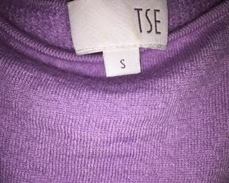 BEAUTIFUL SOFT TSE 100% CASHMERE LIGHTWEIGHT SWEATER
PICTURE #1 IS FRONT. PICTURE #2 IS BACK
SIZE SMALL
NOTE DIFFERENT TYPES/PATTERNS OF KNIT WEAVES ON FRONT AND BACK
CONDITION: GOOD. LIGHT PILLING.
