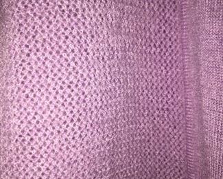 BEAUTIFUL SOFT TSE 100% CASHMERE LIGHTWEIGHT SWEATER
PICTURE #1 IS FRONT. PICTURE #2 IS BACK
SIZE SMALL
NOTE DIFFERENT TYPES/PATTERNS OF KNIT WEAVES ON FRONT AND BACK
CONDITION: GOOD. LIGHT PILLING.