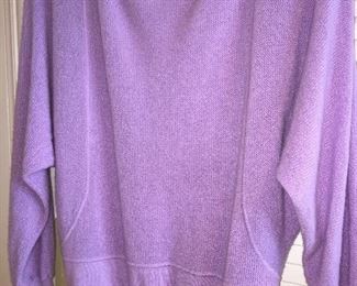 BEAUTIFUL SOFT TSE 100% CASHMERE LIGHTWEIGHT SWEATER
PICTURE #1 IS FRONT. PICTURE #2 IS BACK
SIZE SMALL
NOTE DIFFERENT TYPES/PATTERNS OF KNIT WEAVES ON FRONT AND BACK
CONDITION: GOOD. LIGHT PILLING.