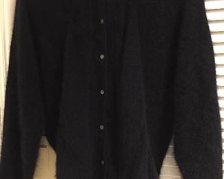 TSE BLACK 100% CASHMERE BUTTON DOWN CARDIGAN SWEATER
ANGLED SLEEVES
SIZE MEDIUM
CONDITION: VERY GOOD. MISSING LAST AND BOTTOM SEVENTH BUTTON
