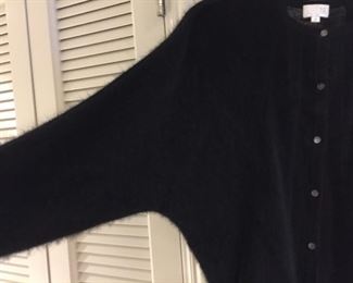 TSE BLACK 100% CASHMERE BUTTON DOWN CARDIGAN SWEATER
ANGLED SLEEVES
SIZE MEDIUM
CONDITION: VERY GOOD. MISSING LAST AND BOTTOM SEVENTH BUTTON