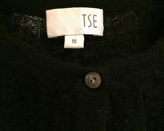 TSE BLACK 100% CASHMERE BUTTON DOWN CARDIGAN SWEATER
ANGLED SLEEVES
SIZE MEDIUM
CONDITION: VERY GOOD. MISSING LAST AND BOTTOM SEVENTH BUTTON