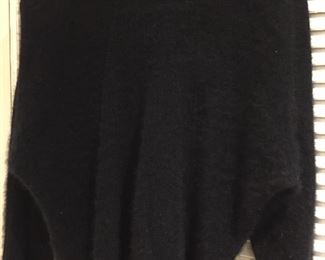 TSE BLACK 100% CASHMERE BUTTON DOWN CARDIGAN SWEATER
ANGLED SLEEVES
SIZE MEDIUM
CONDITION: VERY GOOD. MISSING LAST AND BOTTOM SEVENTH BUTTON