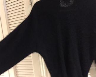 TSE BLACK 100% CASHMERE BUTTON DOWN CARDIGAN SWEATER
ANGLED SLEEVES
SIZE MEDIUM
CONDITION: VERY GOOD. MISSING LAST AND BOTTOM SEVENTH BUTTON