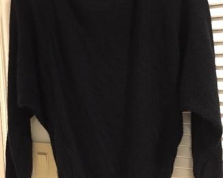 BEAUTIFUL SOFT TSE BLACK SWEATER
100% CASHMERE
SIZE: XS
ANGLED SLEEVE
CONDITION: VERY GOOD