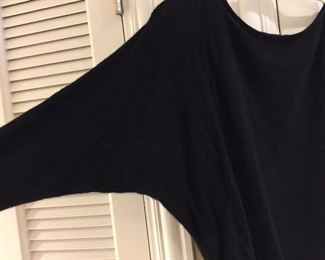 BEAUTIFUL SOFT TSE BLACK SWEATER
100% CASHMERE
SIZE: XS
ANGLED SLEEVE
CONDITION: VERY GOOD