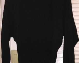 BEAUTIFUL SOFT TSE BLACK SWEATER
100% CASHMERE
SIZE: XS
ANGLED SLEEVE
CONDITION: VERY GOOD