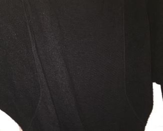 BEAUTIFUL SOFT TSE BLACK SWEATER
100% CASHMERE
SIZE: XS
ANGLED SLEEVE
CONDITION: VERY GOOD