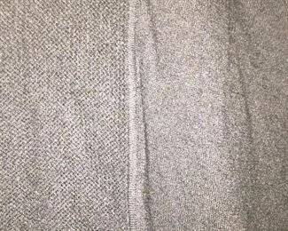 BEAUTIFUL SOFT TSE BLACK SWEATER
100% CASHMERE
SIZE: XS
ANGLED SLEEVE
CONDITION: VERY GOOD