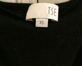 BEAUTIFUL SOFT TSE BLACK SWEATER
100% CASHMERE
SIZE: XS
ANGLED SLEEVE
CONDITION: VERY GOOD