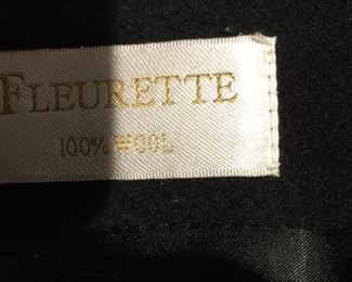 BEAUTIFUL FLEURETTE BLACK CLASSIC LADIES KNEE-LENGTH COAT
SIZE 6
100% WOOL
SIDE SLIT POCKETS. BLACK BUTTONS DOWN COAT FRONT
CONDITION: EXCELLENT.