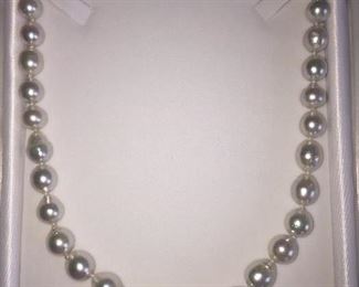BAROQUE PEARL NECKLACE
Beautiful Baroque White Pearls with fabulous luster.
19" from end to end, including clasp.
