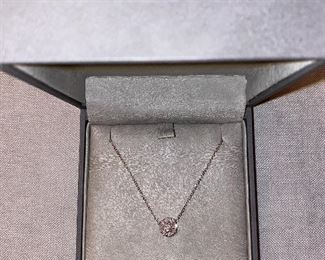 .55CTW DIAMOND AND 18KT WHITE GOLD CLUSTER FLEURETTE PENDANT NECKLACE
Metal Type: 18KT White Gold
Necklace Hallmark: 18KT/750 White Gold. Location: Clasp
Metal Finish: High Polish
Gemstone: Diamond
Carat Total Weight: .55
Stone Count: 9 Diamonds
Stone Shape: Round Brilliant
Color Grade: F-G
Clarity Grade: VS
Cut: Excellent
Condition: Excellent
18KT White Gold Chain Length: Approx.15"