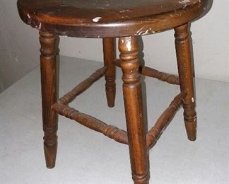 wooden stool (short)