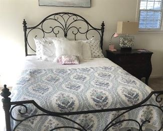 QUEEN BLACK METAL BED, HAS ATTACHMENTS TO BE 4 POST BED 