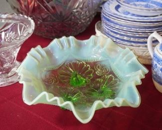 Vintage opalescent ruffled bowl in green - daisy and rings pattern