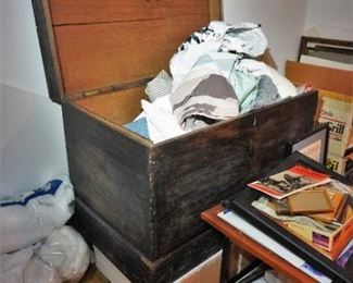 Blanket chest on stand