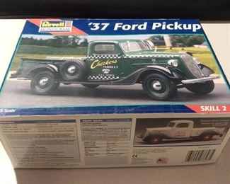 Revell / Monogram '37 Ford Pickup 1 25
