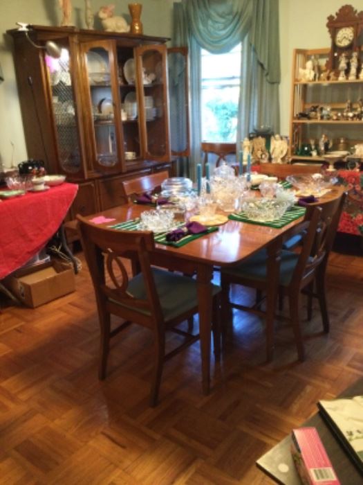 Drop leaf table with 3 additional leaves, and 6 chairs