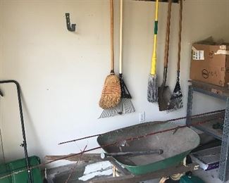 Garden Tools/Wheelbarrow/Fertilizer Spreader