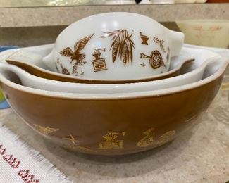 Early American Pyrex bowls, set of 4
