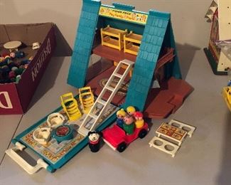 vintage Fisher Price Play Family A - Frame house & accessories